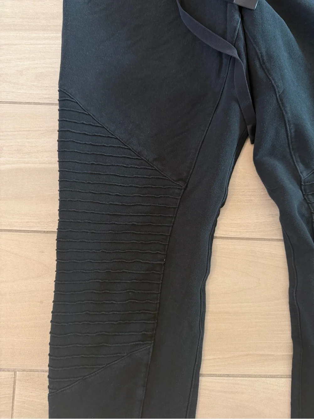 ALO Yoga women’s  Black Ribbed Knee Joggers with Zippered Pockets